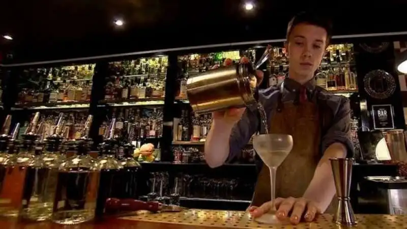 un barista di londra fa un cocktail con la vodka atomik di chernobyl