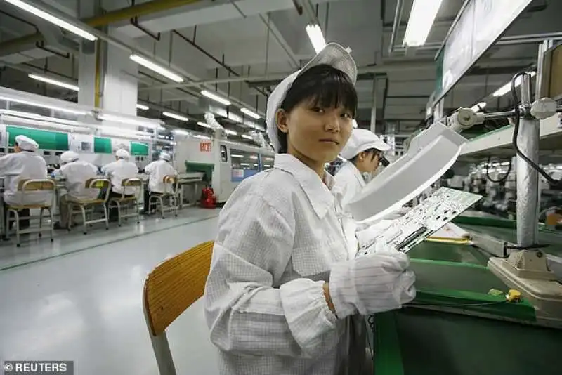 un'operaia di foxconn