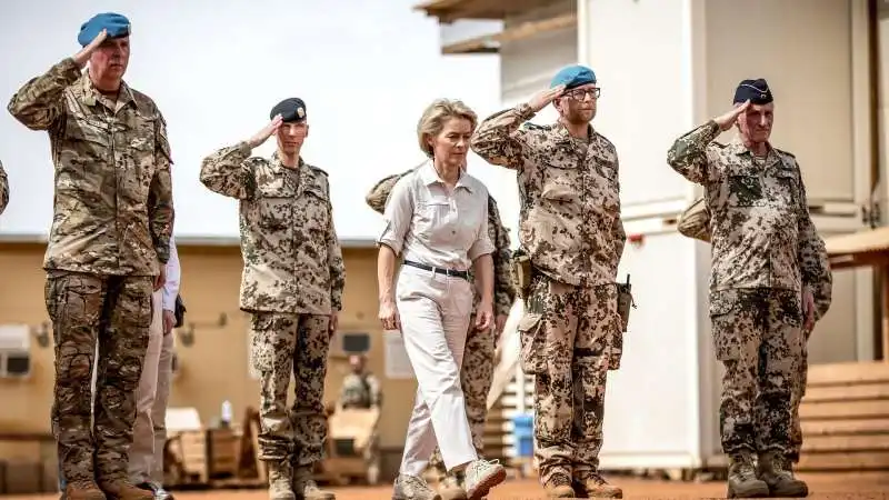 URSULA VON DER LEYEN CON I MILITARI TEDESCHI