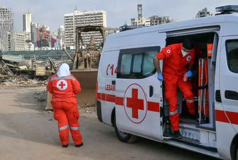 a beirut si continua a scavare tra le macerie 16