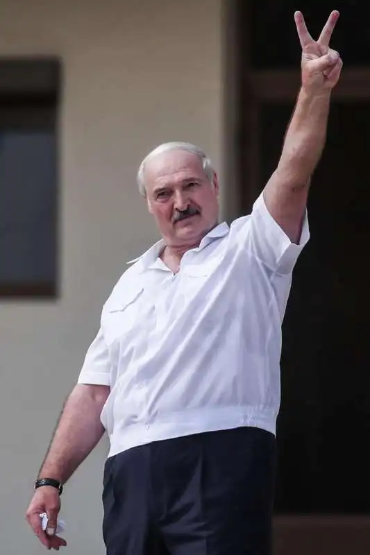 aleksandr lukashenko in piazza 15