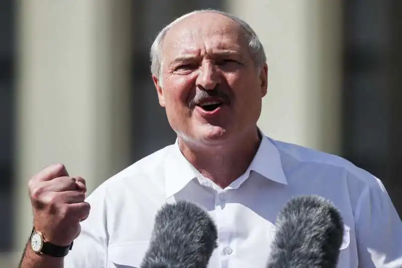 aleksandr lukashenko in piazza 16