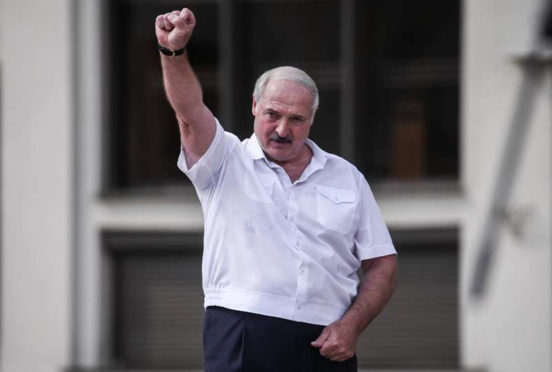 aleksandr lukashenko in piazza 3