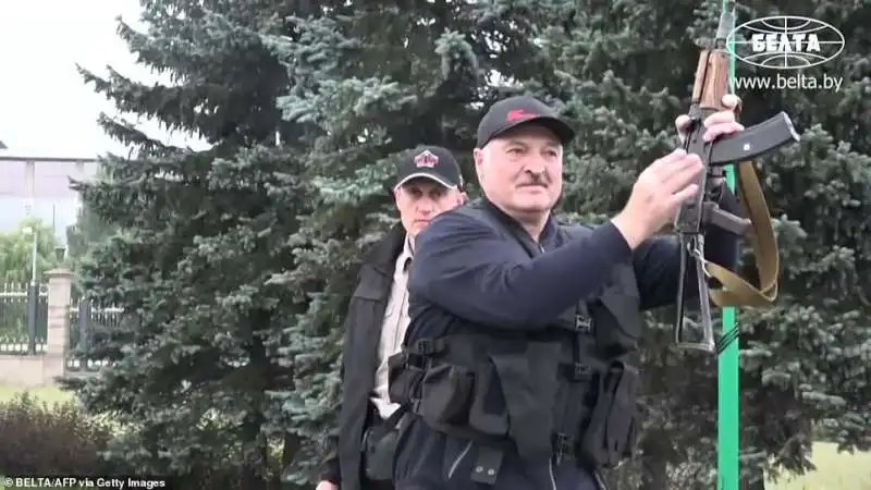 alexander lukashenko con giubbotto antiproiettile e kalashnikov