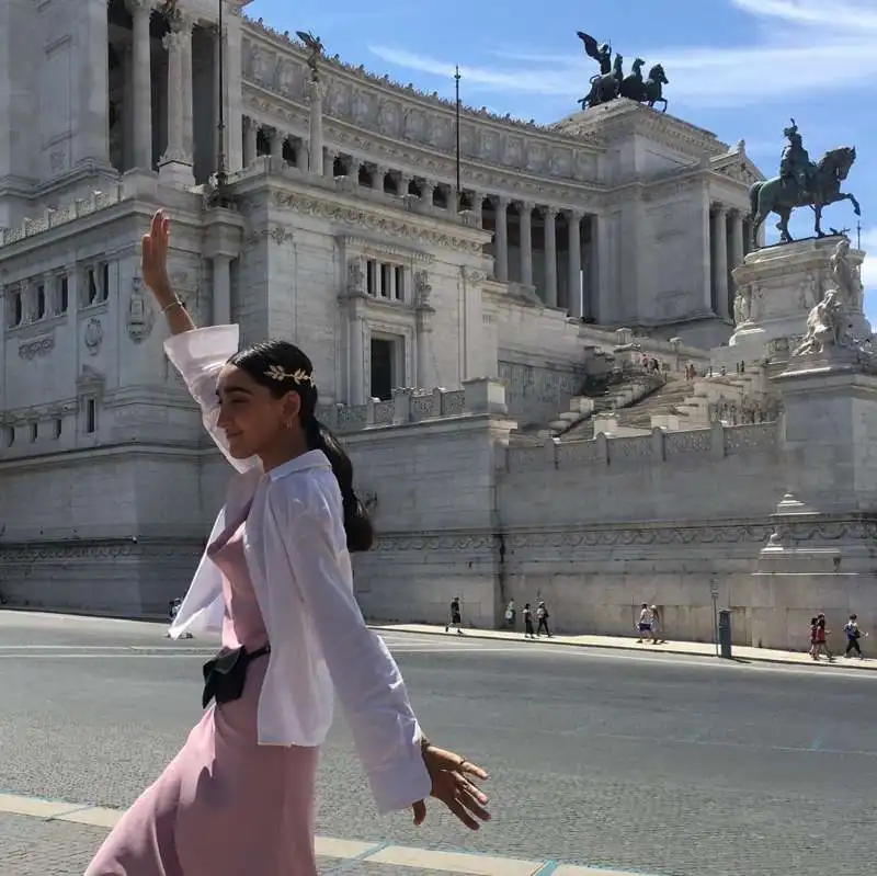 armine harutyunyan e il presunto saluto romano all'altare della patria 1