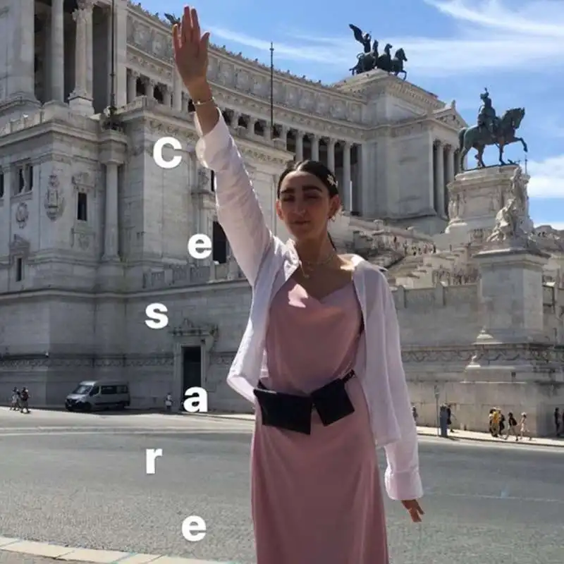 armine harutyunyan e il presunto saluto romano all'altare della patria