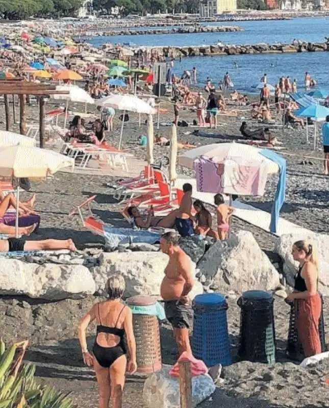 assembrati in spiaggia senza mascherina 1