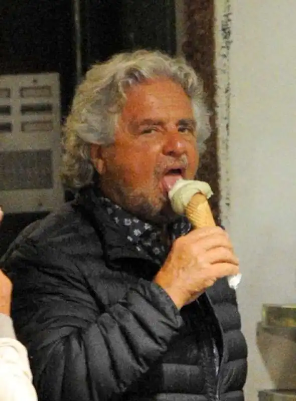 BEPPE GRILLO MANGIA UN GELATO