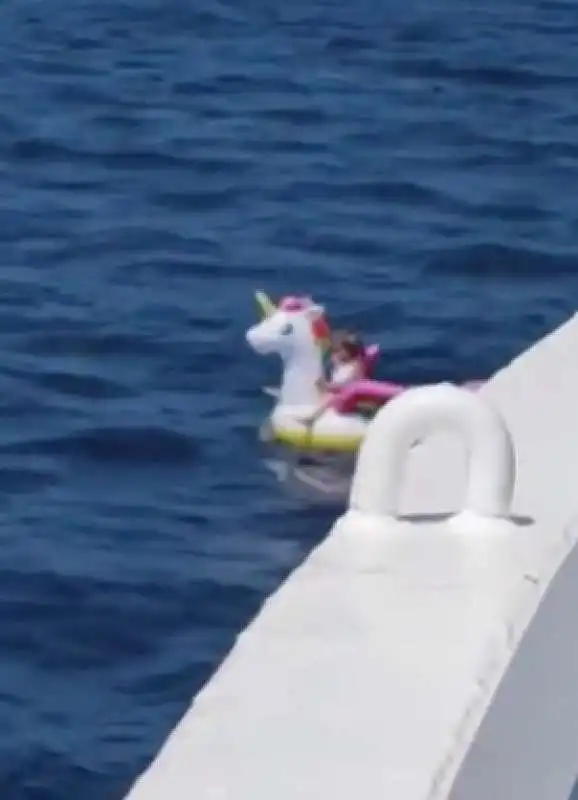 bimba al largo in grecia con un unicorno gonfiabile 9