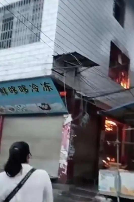 bimbo lanciato dalla finestra durante un incendio in cina 5