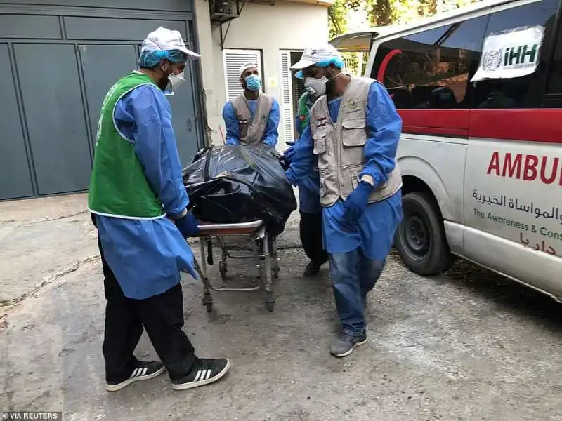 cadavere portato via dopo l'esplosione a beirut