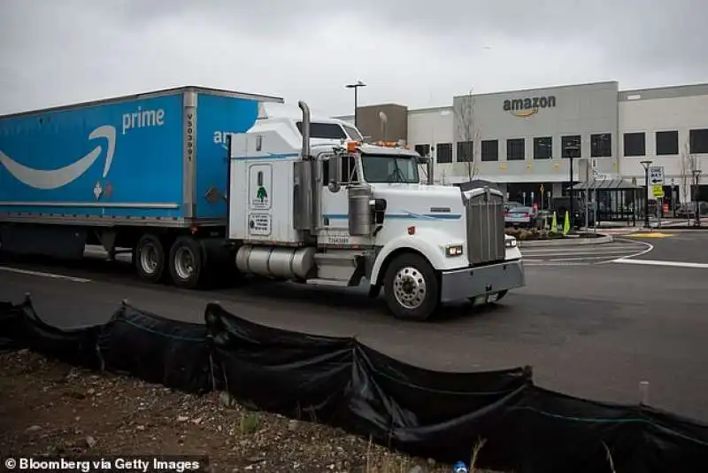 CAMION DI AMAZON DAVANTI A UN MAGAZZINO A STATEN ISLAND 