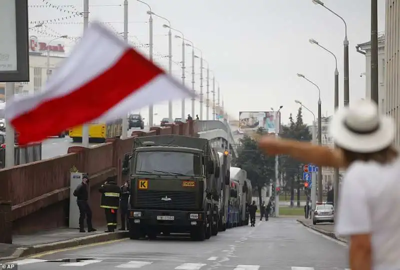 camion di polizia nelle strade di minsk 