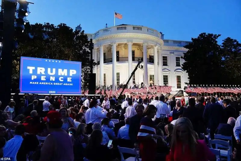 cartelloni trump alla casa bianca 