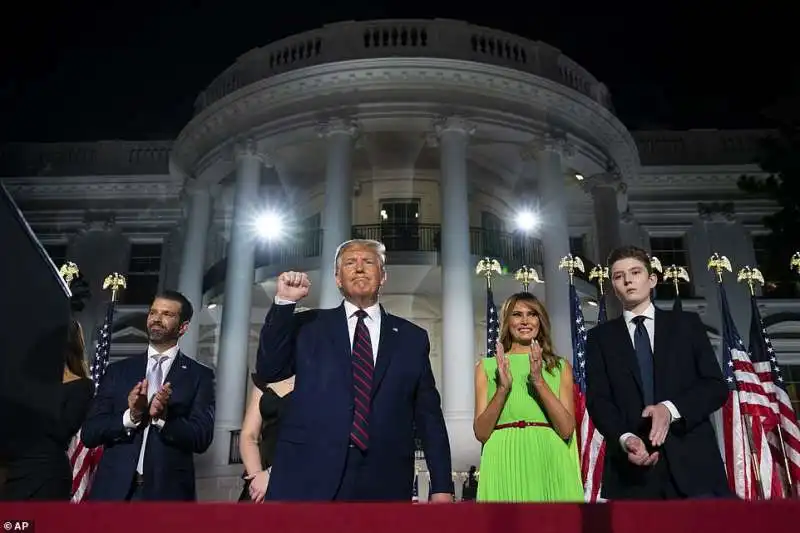 donald trump con melania barron e donald jr   discorso finale della convention 