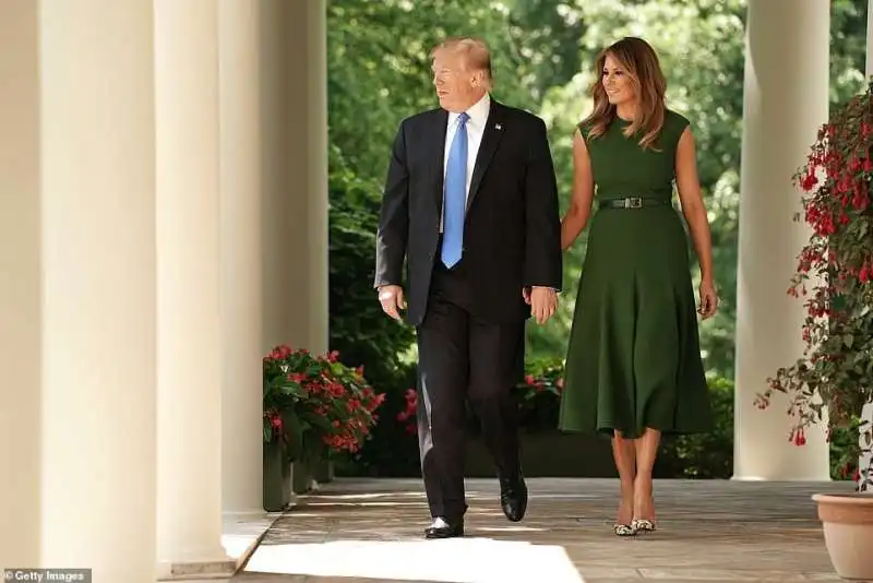 donald trump con melania si affaccia sul giardino delle rose