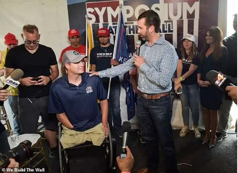 donald trump jr visita una parte di muro costruita in new mexico da brian kolfage 