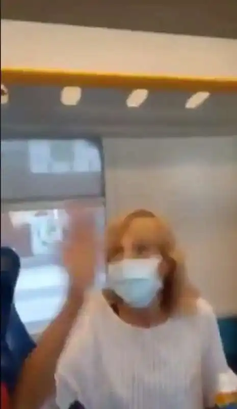 donna si rifiuta di mettere la mascherina in treno 7