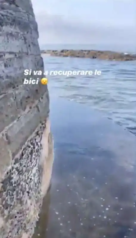 elisabetta canalis e le bici lanciate dalla scogliera ad alghero 2