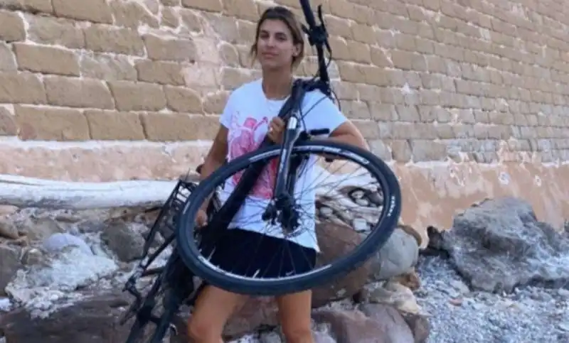 elisabetta canalis e le bici lanciate dalla scogliera ad alghero 5