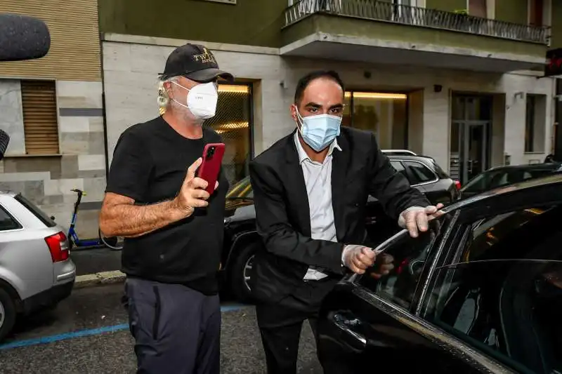 flavio briatore arriva a casa di daniela santanche' per la quarantena 10