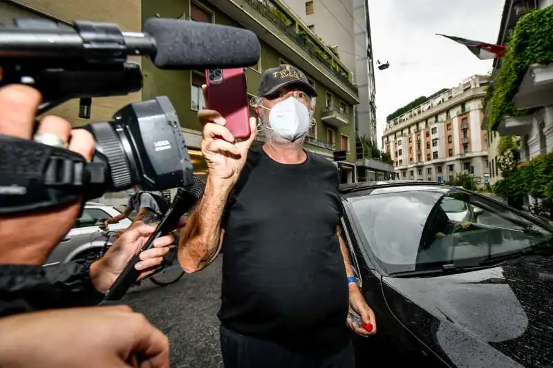 flavio briatore arriva a casa di daniela santanche' per la quarantena 12