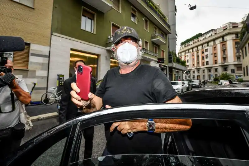 flavio briatore arriva a casa di daniela santanche' per la quarantena 5