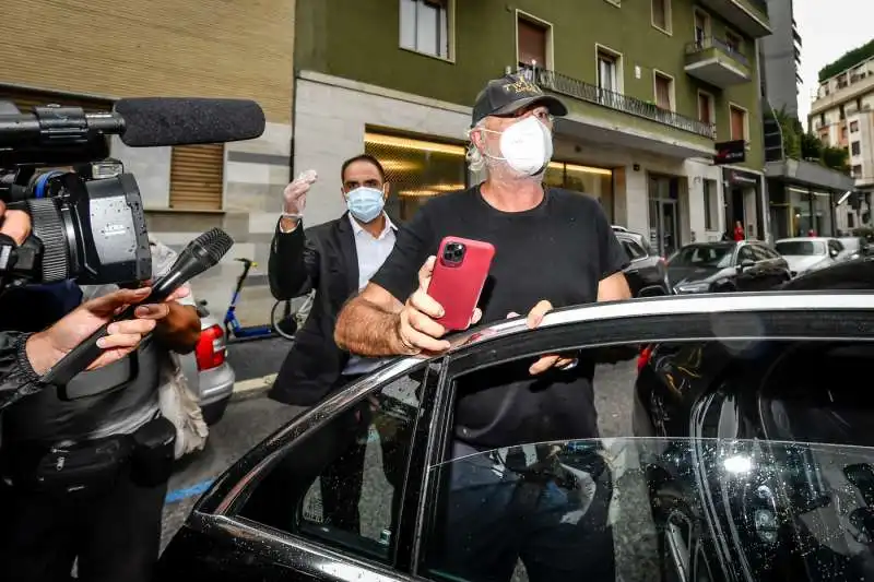 flavio briatore arriva a casa di daniela santanche' per la quarantena 6