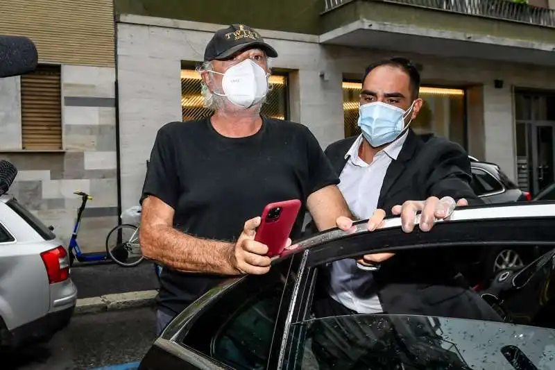 flavio briatore arriva a casa di daniela santanche' per la quarantena 9