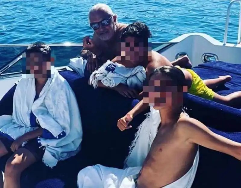 flavio briatore con il figlio e due amici in barca 