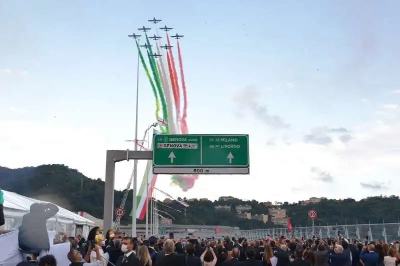 frecce tricolore sopra il nuovo ponte di genova