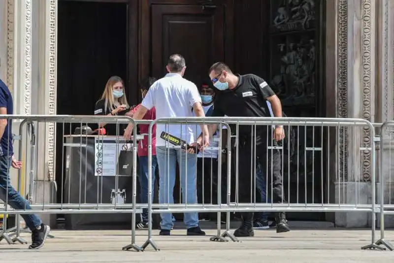 fuori dal duomo dopo l'aggressione al vigilante 1