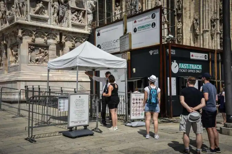 fuori dal duomo dopo l'aggressione al vigilante