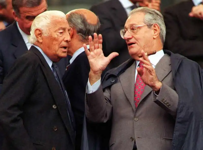 gianni agnelli e cesare romiti nel 1998 in tribuna durante roma fiorentina