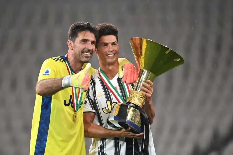 gigi buffon cristiano ronaldo   scudetto 2019 2020