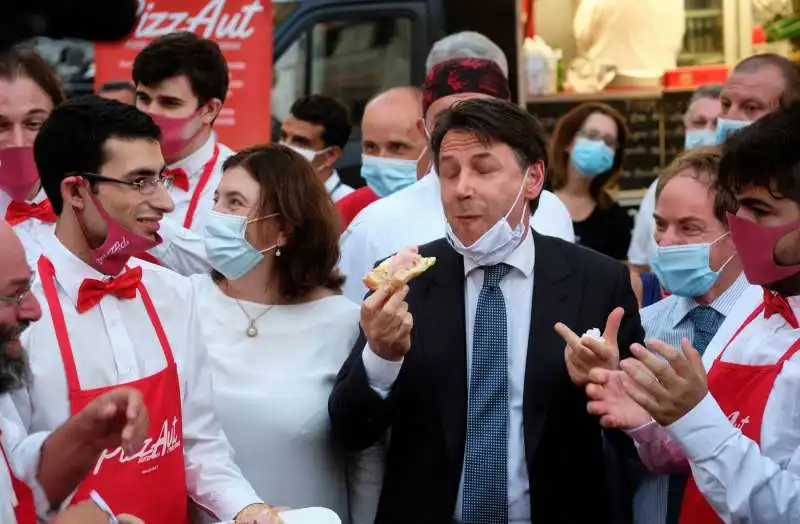 giuseppe conte mangia la pizza 