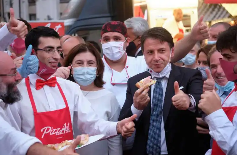 giuseppe conte mangia la pizza