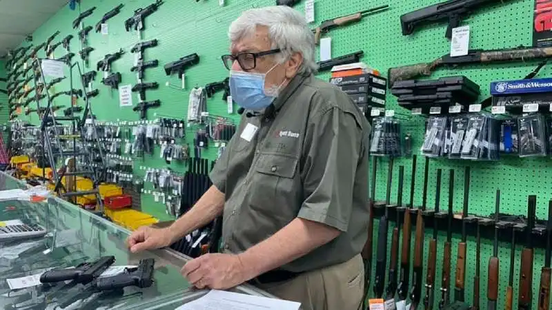  hyatt gun shop il negoio di armi piu' grande degli usa3