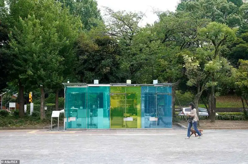 i bagni pubblici trasparenti di shigeru ban a tokyo