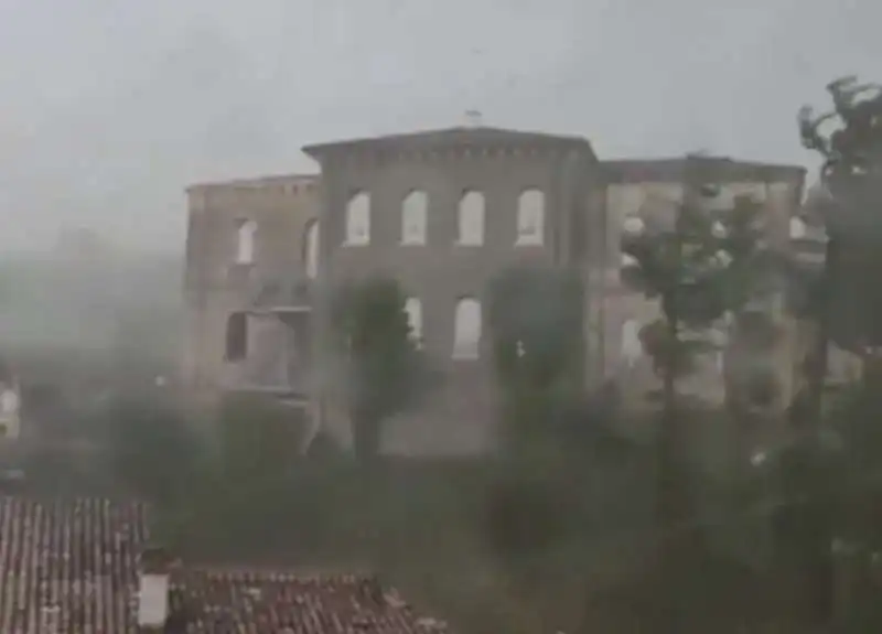 il maltempo scoperchia un tetto a montecchia di crosara, verona 2