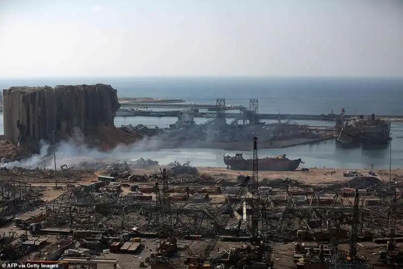 il porto di beirut devastato dall'esplosione 