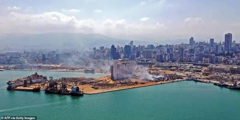 il silo di grano nel porto di beirut