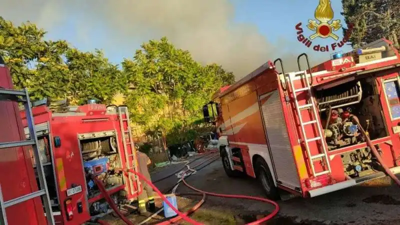 incendio roma via del pescaccio