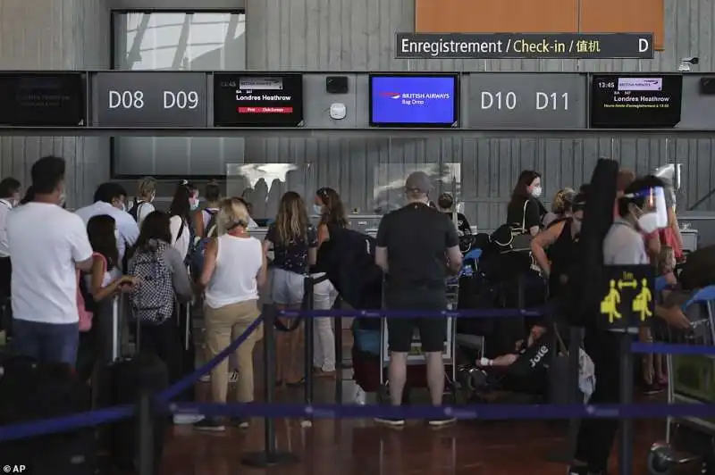 inglesi in fila negli aeroporti francesi