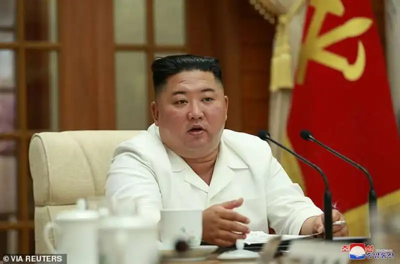 kim jong un alla riunione del politburo con sigaretta in mano