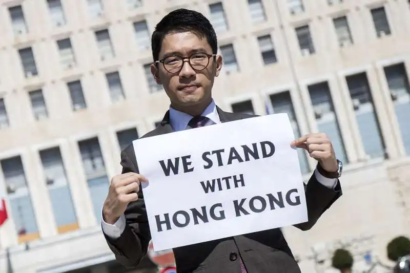 L'ATTIVISTA DI HONG KONG NATHAN LAW A ROMA DAVANTI ALLA FARNESINA