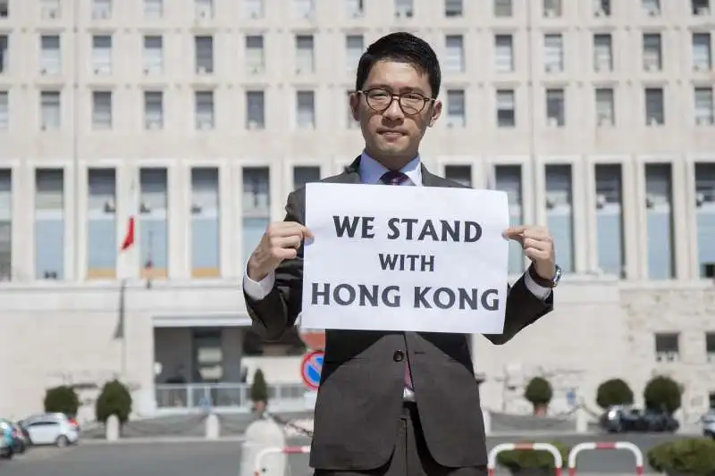 L'ATTIVISTA DI HONG KONG NATHAN LAW A ROMA DAVANTI ALLA FARNESINA