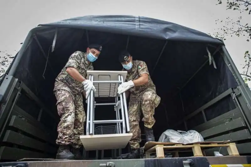  l'esercito consegna i banchi a codogno alzano e nembro1