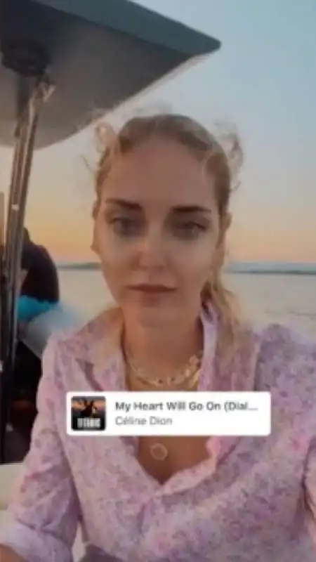 la barca di chiara ferragni si rompe e l'influencer torna in gommone 11