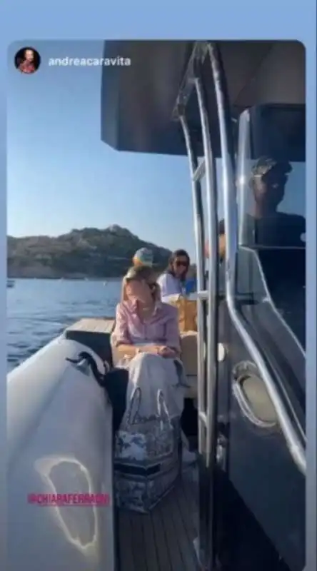 la barca di chiara ferragni si rompe e l'influencer torna in gommone 13